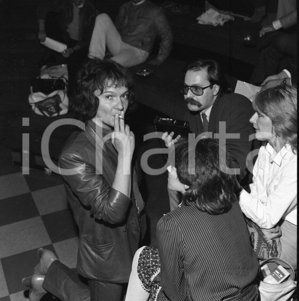 1975 ca Red CANZIAN - POOH con giornalisti NEGATIVO ORIGINALE Negativo originale in bianco e nero su pellicola.  E' SEVERAMENTE VIETATA LA RIPRODUZIONE.TUTTI I DIRITTI SONO RISERVATI.ICharta mette in vendita, sul negozio eBay e in esclusiva sul sito "icharta" il proprio archivio composto da numerose diapositive e negativi fotografici d'epoca, tutti originali e autentici.Si tratta di uno sguardo inedito sull'attualità, la politica, la vita quotidiana, il gossip e la cultura, che fotografa il cambiamento della nazione (e non solo) tra il 1890 ed il 1990 circa. Un'occasione unica per il mercato del collezionismo, che vede finalmente disponibile un archivio eccezionale per vastità, tematiche e condizioni, in un settore (il negativo fotografico e la diapositiva) di assoluta novità e dalle interessanti prospettive di investimento. CONDIZIONI:FAIR/discretoFORMATO: 35mm originale e autentica 1