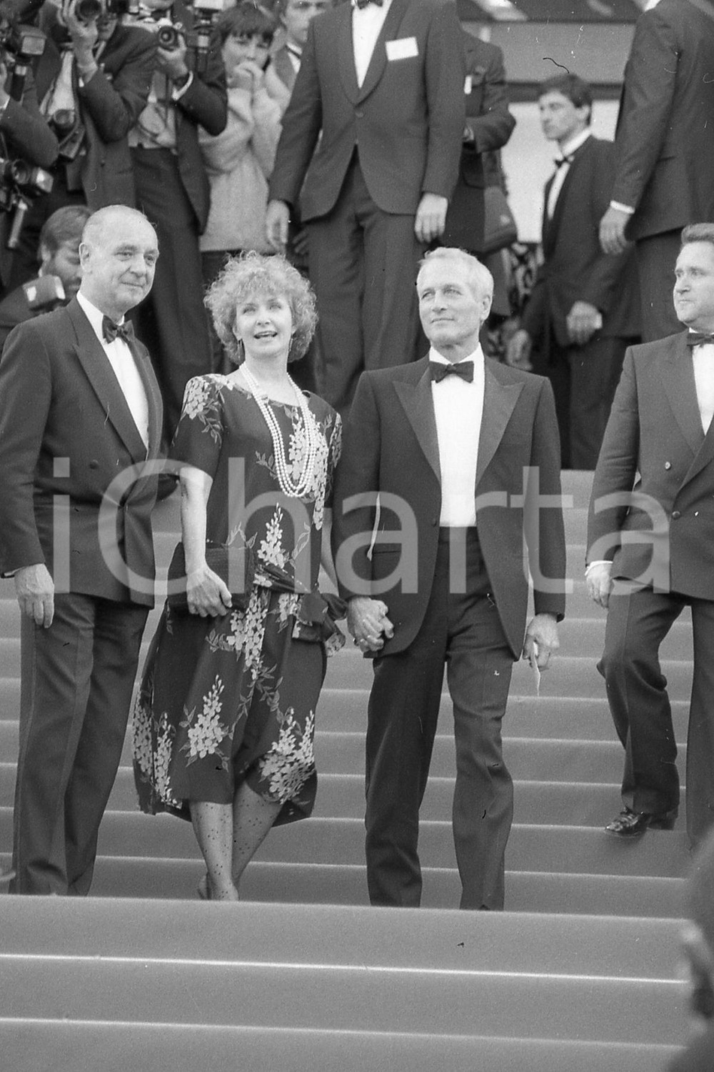 1987 CANNES Paul NEWMAN Joanne WOODWARD * NEGATIVO ORIGINALE 7 Scatto realizzato alla prima del film in concorso The Glass MenagerieNegativo originale in bianco e nero, su pellicola, in formato 35mm  E' SEVERAMENTE VIETATA LA RIPRODUZIONE.TUTTI I DIRITTI SONO RISERVATI.ICharta mette in vendita, sul negozio eBay e in esclusiva sul sito "icharta" il proprio archivio composto da numerose diapositive e negativi fotografici d'epoca, tutti originali e autentici, che attraversano la storia del costume italiano tra gli la fine degli anni Sessanta e Novanta.Si tratta di uno sguardo inedito sull'attualità, la politica, la vita quotidiana, il gossip e la cultura, che fotografa il cambiamento della nazione in quest'ultimo scorcio del XX secolo. Un'occasione unica per il mercato del collezionismo, che vede finalmente disponibile un archivio eccezionale per vastità, tematiche e condizioni, in un settore (il negativo fotografico e la diapositiva) di assoluta novità e dalle interessanti prospettive di investimento.  FAIR/discreto  FORMATO: 35mm originale e autentica 1