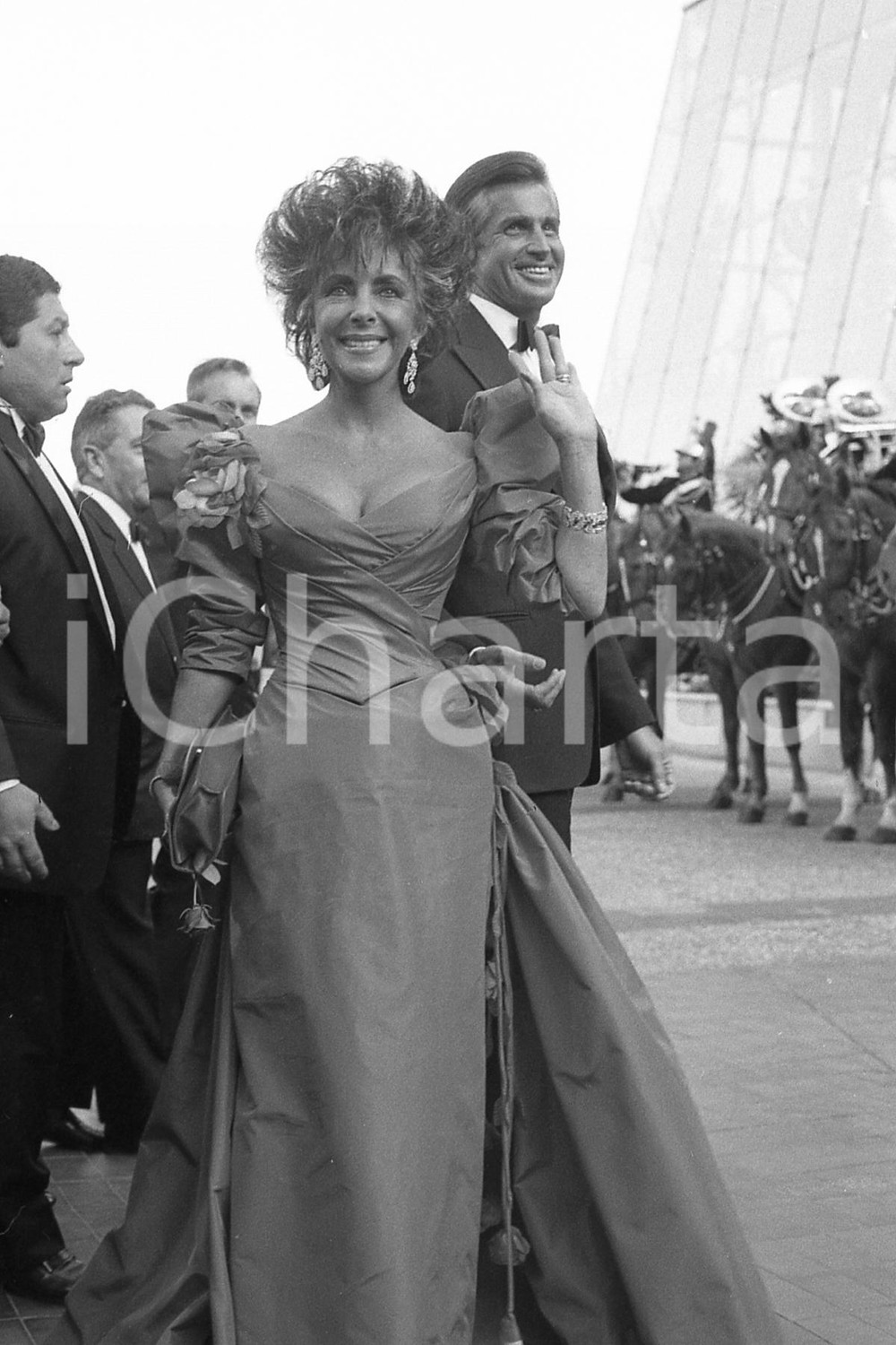 1987 CANNES Liz TAYLOR e George HAMILTON suL red carpet * NEGATIVO ORIGINALE 8 Negativo originale in bianco e nero, su pellicola, in formato 35mm  E' SEVERAMENTE VIETATA LA RIPRODUZIONE.TUTTI I DIRITTI SONO RISERVATI.ICharta mette in vendita, sul negozio eBay e in esclusiva sul sito "icharta" il proprio archivio composto da numerose diapositive e negativi fotografici d'epoca, tutti originali e autentici, che attraversano la storia del costume italiano tra gli la fine degli anni Sessanta e Novanta.Si tratta di uno sguardo inedito sull'attualità, la politica, la vita quotidiana, il gossip e la cultura, che fotografa il cambiamento della nazione in quest'ultimo scorcio del XX secolo. Un'occasione unica per il mercato del collezionismo, che vede finalmente disponibile un archivio eccezionale per vastità, tematiche e condizioni, in un settore (il negativo fotografico e la diapositiva) di assoluta novità e dalle interessanti prospettive di investimento.  FAIR/discreto  FORMATO: 35mm originale e autentica 1