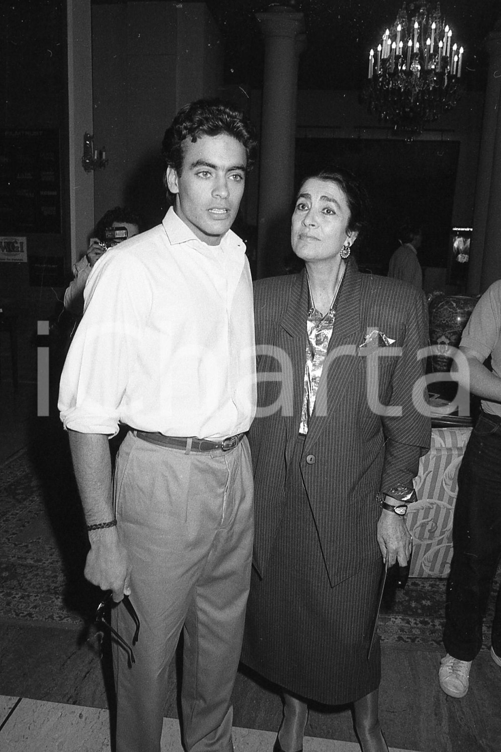 1987 CANNES Irene PAPAS Anthony DELON al Festival * NEGATIVO ORIGINALE Negativo originale in bianco e nero, su pellicola, in formato 35mm  E' SEVERAMENTE VIETATA LA RIPRODUZIONE.TUTTI I DIRITTI SONO RISERVATI.ICharta mette in vendita, sul negozio eBay e in esclusiva sul sito "icharta" il proprio archivio composto da numerose diapositive e negativi fotografici d'epoca, tutti originali e autentici, che attraversano la storia del costume italiano tra gli la fine degli anni Sessanta e Novanta.Si tratta di uno sguardo inedito sull'attualità, la politica, la vita quotidiana, il gossip e la cultura, che fotografa il cambiamento della nazione in quest'ultimo scorcio del XX secolo. Un'occasione unica per il mercato del collezionismo, che vede finalmente disponibile un archivio eccezionale per vastità, tematiche e condizioni, in un settore (il negativo fotografico e la diapositiva) di assoluta novità e dalle interessanti prospettive di investimento.  FAIR/discreto  FORMATO: 35mm originale e autentica 1