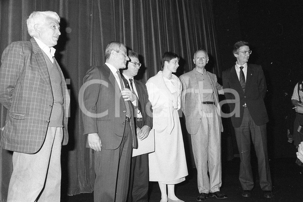 1987 CANNES Isabella ROSSELLINI Carlo LIZZANI * NEGATIVO ORIGINALE Negativo originale in bianco e nero, su pellicola, in formato 35mm  E' SEVERAMENTE VIETATA LA RIPRODUZIONE.TUTTI I DIRITTI SONO RISERVATI.ICharta mette in vendita, sul negozio eBay e in esclusiva sul sito "icharta" il proprio archivio composto da numerose diapositive e negativi fotografici d'epoca, tutti originali e autentici, che attraversano la storia del costume italiano tra gli la fine degli anni Sessanta e Novanta.Si tratta di uno sguardo inedito sull'attualità, la politica, la vita quotidiana, il gossip e la cultura, che fotografa il cambiamento della nazione in quest'ultimo scorcio del XX secolo. Un'occasione unica per il mercato del collezionismo, che vede finalmente disponibile un archivio eccezionale per vastità, tematiche e condizioni, in un settore (il negativo fotografico e la diapositiva) di assoluta novità e dalle interessanti prospettive di investimento.  FAIR/discreto  FORMATO: 35mm originale e autentica 1