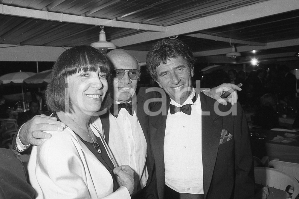 1987 CANNES Francesco ROSI KRIZIA Jack LANG * NEGATIVO ORIGINALE Negativo originale in bianco e nero, su pellicola, in formato 35mm  E' SEVERAMENTE VIETATA LA RIPRODUZIONE.TUTTI I DIRITTI SONO RISERVATI.ICharta mette in vendita, sul negozio eBay e in esclusiva sul sito "icharta" il proprio archivio composto da numerose diapositive e negativi fotografici d'epoca, tutti originali e autentici, che attraversano la storia del costume italiano tra gli la fine degli anni Sessanta e Novanta.Si tratta di uno sguardo inedito sull'attualità, la politica, la vita quotidiana, il gossip e la cultura, che fotografa il cambiamento della nazione in quest'ultimo scorcio del XX secolo. Un'occasione unica per il mercato del collezionismo, che vede finalmente disponibile un archivio eccezionale per vastità, tematiche e condizioni, in un settore (il negativo fotografico e la diapositiva) di assoluta novità e dalle interessanti prospettive di investimento.  FAIR/discreto  FORMATO: 35mm originale e autentica 1