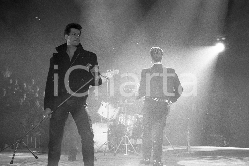 1987 SANREMO DURAN DURAN sul palco del PALAROCK (2)* NEGATIVO ORIGINALE Negativo originale in bianco e nero, su pellicola, in formato 35mm  E' SEVERAMENTE VIETATA LA RIPRODUZIONE.TUTTI I DIRITTI SONO RISERVATI.ICharta mette in vendita, sul negozio eBay e in esclusiva sul sito "icharta" il proprio archivio composto da numerose diapositive e negativi fotografici d'epoca, tutti originali e autentici, che attraversano la storia del costume italiano tra gli la fine degli anni Sessanta e Novanta.Si tratta di uno sguardo inedito sull'attualità, la politica, la vita quotidiana, il gossip e la cultura, che fotografa il cambiamento della nazione in quest'ultimo scorcio del XX secolo. Un'occasione unica per il mercato del collezionismo, che vede finalmente disponibile un archivio eccezionale per vastità, tematiche e condizioni, in un settore (il negativo fotografico e la diapositiva) di assoluta novità e dalle interessanti prospettive di investimento.  FAIR/discreto  FORMATO: 35mm originale e autentica 1