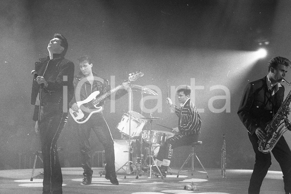 1987 SANREMO DURAN DURAN sul palco del PALAROCK (1)* NEGATIVO ORIGINALE Negativo originale in bianco e nero, su pellicola, in formato 35mm  E' SEVERAMENTE VIETATA LA RIPRODUZIONE.TUTTI I DIRITTI SONO RISERVATI.ICharta mette in vendita, sul negozio eBay e in esclusiva sul sito "icharta" il proprio archivio composto da numerose diapositive e negativi fotografici d'epoca, tutti originali e autentici, che attraversano la storia del costume italiano tra gli la fine degli anni Sessanta e Novanta.Si tratta di uno sguardo inedito sull'attualità, la politica, la vita quotidiana, il gossip e la cultura, che fotografa il cambiamento della nazione in quest'ultimo scorcio del XX secolo. Un'occasione unica per il mercato del collezionismo, che vede finalmente disponibile un archivio eccezionale per vastità, tematiche e condizioni, in un settore (il negativo fotografico e la diapositiva) di assoluta novità e dalle interessanti prospettive di investimento.  FAIR/discreto  FORMATO: 35mm originale e autentica 1