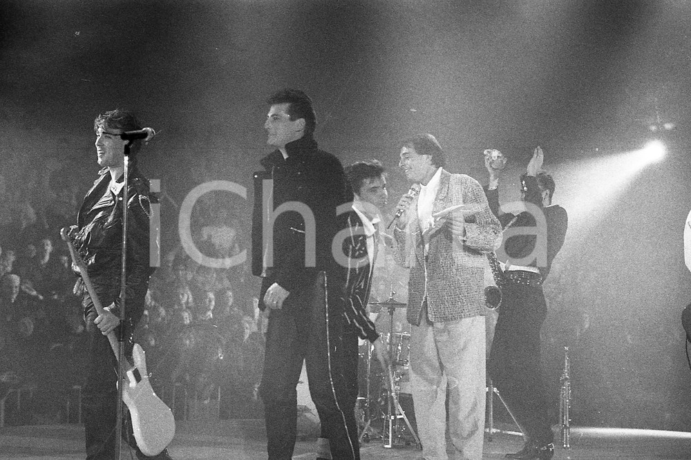 1987 SANREMO DURAN DURAN sul palco del PALAROCK (7)* NEGATIVO ORIGINALE Negativo originale in bianco e nero, su pellicola, in formato 35mm  E' SEVERAMENTE VIETATA LA RIPRODUZIONE.TUTTI I DIRITTI SONO RISERVATI.ICharta mette in vendita, sul negozio eBay e in esclusiva sul sito "icharta" il proprio archivio composto da numerose diapositive e negativi fotografici d'epoca, tutti originali e autentici, che attraversano la storia del costume italiano tra gli la fine degli anni Sessanta e Novanta.Si tratta di uno sguardo inedito sull'attualità, la politica, la vita quotidiana, il gossip e la cultura, che fotografa il cambiamento della nazione in quest'ultimo scorcio del XX secolo. Un'occasione unica per il mercato del collezionismo, che vede finalmente disponibile un archivio eccezionale per vastità, tematiche e condizioni, in un settore (il negativo fotografico e la diapositiva) di assoluta novità e dalle interessanti prospettive di investimento.  FAIR/discreto  FORMATO: 35mm originale e autentica 1