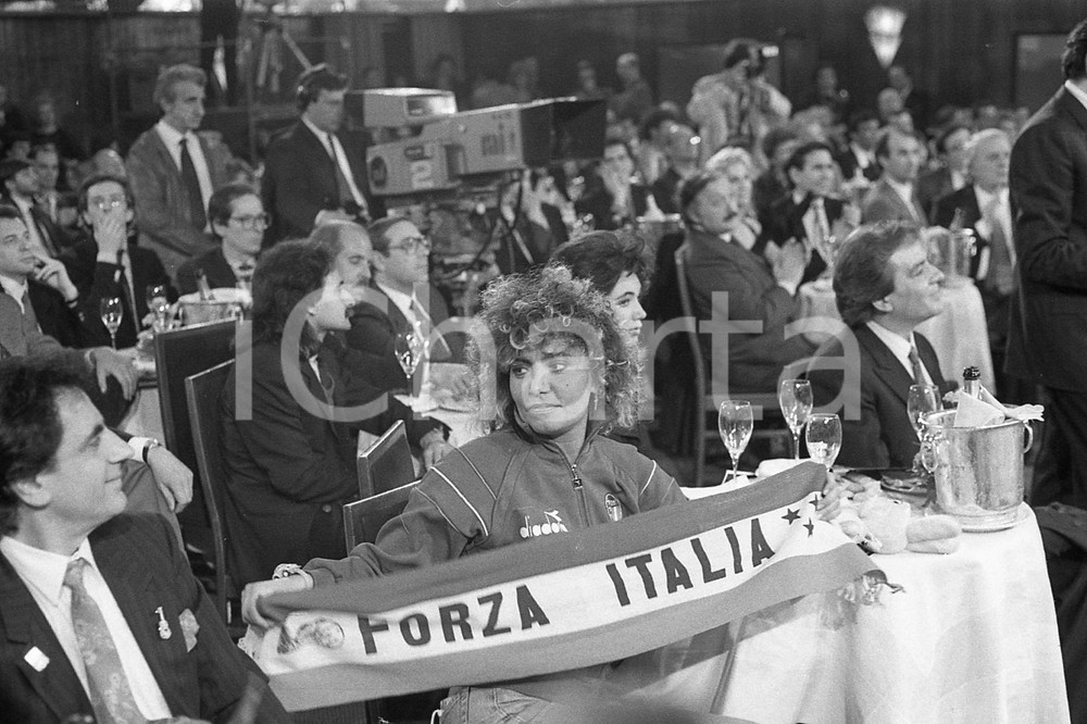 1987 SANREMO Loredana Bertè al DOPOFESTIVAL al Casino 2* NEGATIVO ORIGINALE Negativo originale in bianco e nero, su pellicola, in formato 35mm  E' SEVERAMENTE VIETATA LA RIPRODUZIONE.TUTTI I DIRITTI SONO RISERVATI.ICharta mette in vendita, sul negozio eBay e in esclusiva sul sito "icharta" il proprio archivio composto da numerose diapositive e negativi fotografici d'epoca, tutti originali e autentici, che attraversano la storia del costume italiano tra gli la fine degli anni Sessanta e Novanta.Si tratta di uno sguardo inedito sull'attualità, la politica, la vita quotidiana, il gossip e la cultura, che fotografa il cambiamento della nazione in quest'ultimo scorcio del XX secolo. Un'occasione unica per il mercato del collezionismo, che vede finalmente disponibile un archivio eccezionale per vastità, tematiche e condizioni, in un settore (il negativo fotografico e la diapositiva) di assoluta novità e dalle interessanti prospettive di investimento.  FAIR/discreto  FORMATO: 35mm originale e autentica 1