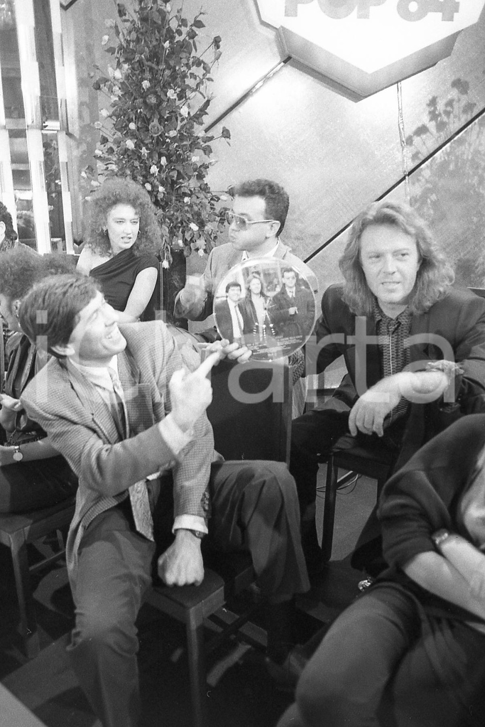 1987 SANREMO MORANDI RUGGERI TOZZI al DOPOFESTIVAL * NEGATIVO ORIGINALE Negativo originale in bianco e nero, su pellicola, in formato 35mm  E' SEVERAMENTE VIETATA LA RIPRODUZIONE.TUTTI I DIRITTI SONO RISERVATI.ICharta mette in vendita, sul negozio eBay e in esclusiva sul sito "icharta" il proprio archivio composto da numerose diapositive e negativi fotografici d'epoca, tutti originali e autentici, che attraversano la storia del costume italiano tra gli la fine degli anni Sessanta e Novanta.Si tratta di uno sguardo inedito sull'attualità, la politica, la vita quotidiana, il gossip e la cultura, che fotografa il cambiamento della nazione in quest'ultimo scorcio del XX secolo. Un'occasione unica per il mercato del collezionismo, che vede finalmente disponibile un archivio eccezionale per vastità, tematiche e condizioni, in un settore (il negativo fotografico e la diapositiva) di assoluta novità e dalle interessanti prospettive di investimento.  FAIR/discreto  FORMATO: 35mm originale e autentica 1