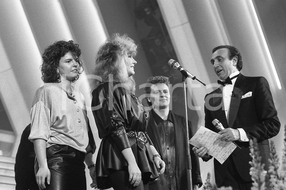 1987 SANREMO Alla PUGACHEVA presentata da Pippo BAUDO * NEGATIVO ORIGINALE Negativo originale in bianco e nero, su pellicola, in formato 35mm  E' SEVERAMENTE VIETATA LA RIPRODUZIONE.TUTTI I DIRITTI SONO RISERVATI.ICharta mette in vendita, sul negozio eBay e in esclusiva sul sito "icharta" il proprio archivio composto da numerose diapositive e negativi fotografici d'epoca, tutti originali e autentici, che attraversano la storia del costume italiano tra gli la fine degli anni Sessanta e Novanta.Si tratta di uno sguardo inedito sull'attualità, la politica, la vita quotidiana, il gossip e la cultura, che fotografa il cambiamento della nazione in quest'ultimo scorcio del XX secolo. Un'occasione unica per il mercato del collezionismo, che vede finalmente disponibile un archivio eccezionale per vastità, tematiche e condizioni, in un settore (il negativo fotografico e la diapositiva) di assoluta novità e dalle interessanti prospettive di investimento.  FAIR/discreto  FORMATO: 35mm originale e autentica 1