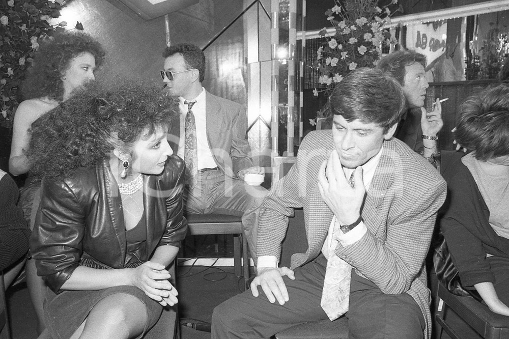 1987 SANREMO Gianni MORANDI Marcella BELLA DOPOFESTIVAL 6* NEGATIVO ORIGINALE Negativo originale in bianco e nero, su pellicola, in formato 35mm  E' SEVERAMENTE VIETATA LA RIPRODUZIONE.TUTTI I DIRITTI SONO RISERVATI.ICharta mette in vendita, sul negozio eBay e in esclusiva sul sito "icharta" il proprio archivio composto da numerose diapositive e negativi fotografici d'epoca, tutti originali e autentici, che attraversano la storia del costume italiano tra gli la fine degli anni Sessanta e Novanta.Si tratta di uno sguardo inedito sull'attualità, la politica, la vita quotidiana, il gossip e la cultura, che fotografa il cambiamento della nazione in quest'ultimo scorcio del XX secolo. Un'occasione unica per il mercato del collezionismo, che vede finalmente disponibile un archivio eccezionale per vastità, tematiche e condizioni, in un settore (il negativo fotografico e la diapositiva) di assoluta novità e dalle interessanti prospettive di investimento.  FAIR/discreto  FORMATO: 35mm originale e autentica 1