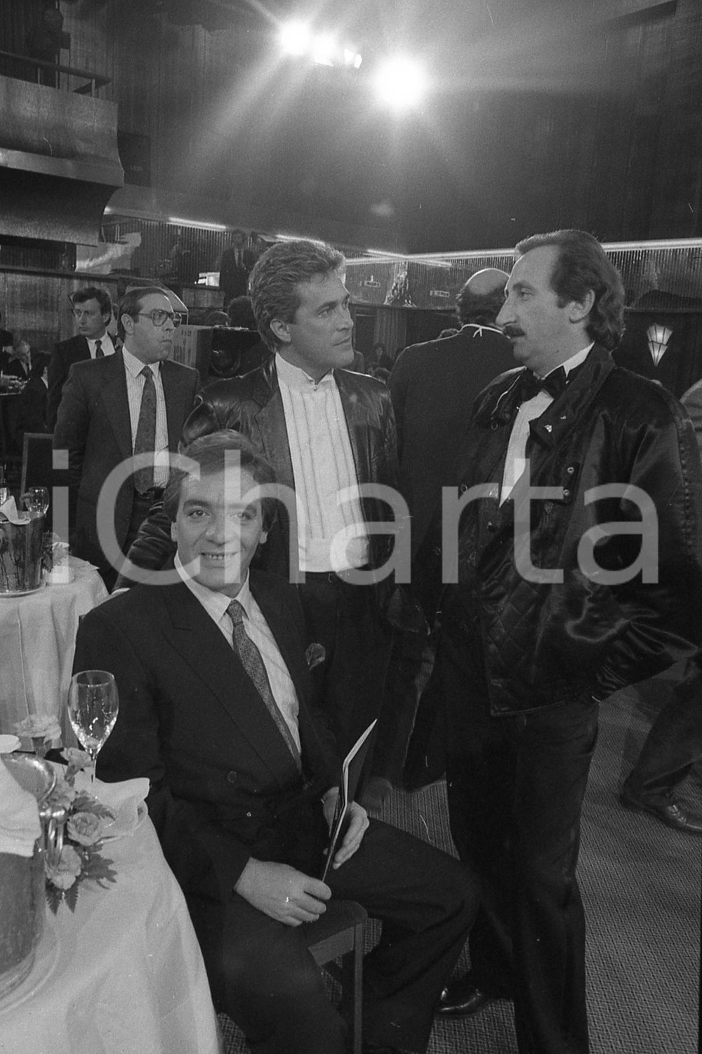 1987 SANREMO Mino REITANO Franco GATTI Angelo SOTGIU NEGATIVO ORIGINALE Negativo originale in bianco e nero, su pellicola, in formato 35mm  E' SEVERAMENTE VIETATA LA RIPRODUZIONE.TUTTI I DIRITTI SONO RISERVATI.ICharta mette in vendita, sul negozio eBay e in esclusiva sul sito "icharta" il proprio archivio composto da numerose diapositive e negativi fotografici d'epoca, tutti originali e autentici, che attraversano la storia del costume italiano tra gli la fine degli anni Sessanta e Novanta.Si tratta di uno sguardo inedito sull'attualità, la politica, la vita quotidiana, il gossip e la cultura, che fotografa il cambiamento della nazione in quest'ultimo scorcio del XX secolo. Un'occasione unica per il mercato del collezionismo, che vede finalmente disponibile un archivio eccezionale per vastità, tematiche e condizioni, in un settore (il negativo fotografico e la diapositiva) di assoluta novità e dalle interessanti prospettive di investimento.  FAIR/discreto  FORMATO: 35mm originale e autentica 1