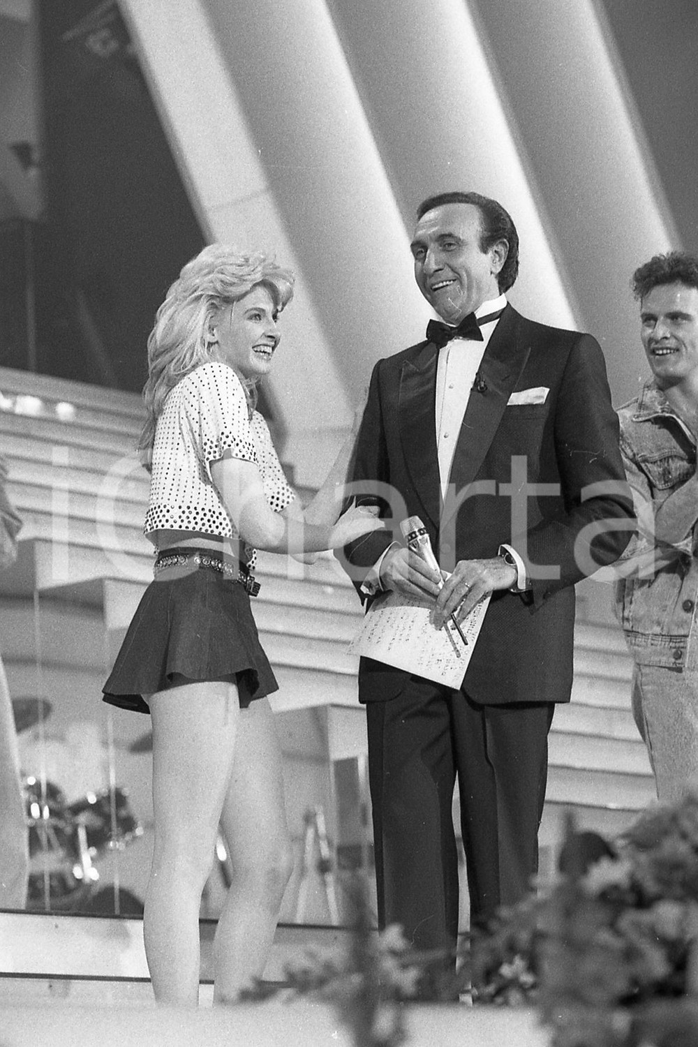 1987 FESTIVAL SANREMO Pippo BAUDO Lorella CUCCARINI (3) NEGATIVO ORIGINALE Negativo originale in bianco e nero, su pellicola, in formato 35mm  E' SEVERAMENTE VIETATA LA RIPRODUZIONE.TUTTI I DIRITTI SONO RISERVATI.ICharta mette in vendita, sul negozio eBay e in esclusiva sul sito "icharta" il proprio archivio composto da numerose diapositive e negativi fotografici d'epoca, tutti originali e autentici, che attraversano la storia del costume italiano tra gli la fine degli anni Sessanta e Novanta.Si tratta di uno sguardo inedito sull'attualità, la politica, la vita quotidiana, il gossip e la cultura, che fotografa il cambiamento della nazione in quest'ultimo scorcio del XX secolo. Un'occasione unica per il mercato del collezionismo, che vede finalmente disponibile un archivio eccezionale per vastità, tematiche e condizioni, in un settore (il negativo fotografico e la diapositiva) di assoluta novità e dalle interessanti prospettive di investimento.  FAIR/discreto  FORMATO: 35mm originale e autentica 1