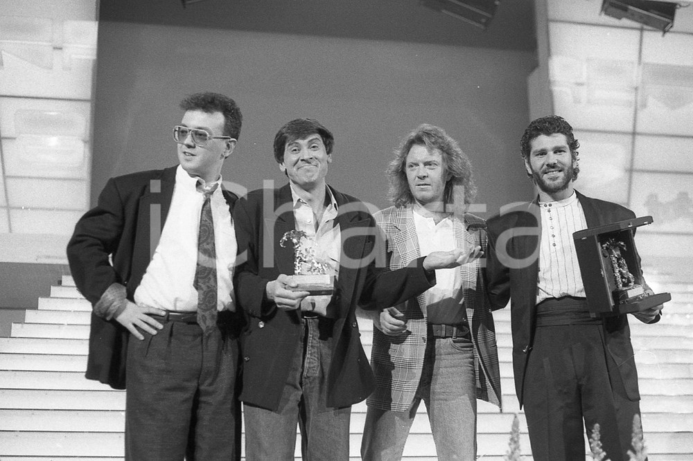 1987 SANREMO MORANDI RUGGERI TOZZI Michele ZARRILLO 5 NEGATIVO ORIGINALE Negativo originale in bianco e nero, su pellicola, in formato 35mm  E' SEVERAMENTE VIETATA LA RIPRODUZIONE.TUTTI I DIRITTI SONO RISERVATI.ICharta mette in vendita, sul negozio eBay e in esclusiva sul sito "icharta" il proprio archivio composto da numerose diapositive e negativi fotografici d'epoca, tutti originali e autentici, che attraversano la storia del costume italiano tra gli la fine degli anni Sessanta e Novanta.Si tratta di uno sguardo inedito sull'attualità, la politica, la vita quotidiana, il gossip e la cultura, che fotografa il cambiamento della nazione in quest'ultimo scorcio del XX secolo. Un'occasione unica per il mercato del collezionismo, che vede finalmente disponibile un archivio eccezionale per vastità, tematiche e condizioni, in un settore (il negativo fotografico e la diapositiva) di assoluta novità e dalle interessanti prospettive di investimento.  FAIR/discreto  FORMATO: 35mm originale e autentica 1