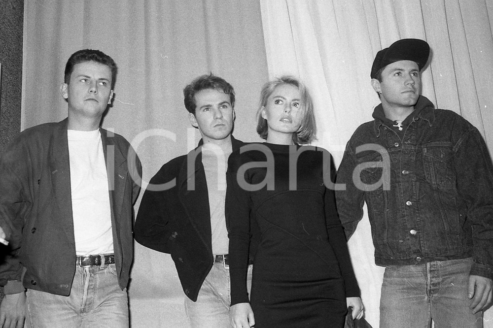 1987 SANREMO Patsy KENSIT e gli EIGHTH WONDER (1) NEGATIVO ORIGINALE Negativo originale in bianco e nero, su pellicola, in formato 35mm  E' SEVERAMENTE VIETATA LA RIPRODUZIONE.TUTTI I DIRITTI SONO RISERVATI.ICharta mette in vendita, sul negozio eBay e in esclusiva sul sito "icharta" il proprio archivio composto da numerose diapositive e negativi fotografici d'epoca, tutti originali e autentici, che attraversano la storia del costume italiano tra gli la fine degli anni Sessanta e Novanta.Si tratta di uno sguardo inedito sull'attualità, la politica, la vita quotidiana, il gossip e la cultura, che fotografa il cambiamento della nazione in quest'ultimo scorcio del XX secolo. Un'occasione unica per il mercato del collezionismo, che vede finalmente disponibile un archivio eccezionale per vastità, tematiche e condizioni, in un settore (il negativo fotografico e la diapositiva) di assoluta novità e dalle interessanti prospettive di investimento.  FAIR/discreto  FORMATO: 35mm originale e autentica 1