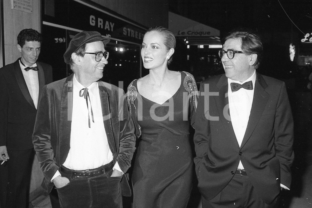 1987 CANNES Paolo e Vittorio TAVIANI Greta SCACCHI *NEGATIVO ORIGINALE Negativo originale in bianco e nero, su pellicola, in formato 35mm  E' SEVERAMENTE VIETATA LA RIPRODUZIONE.TUTTI I DIRITTI SONO RISERVATI.ICharta mette in vendita, sul negozio eBay e in esclusiva sul sito "icharta" il proprio archivio composto da numerose diapositive e negativi fotografici d'epoca, tutti originali e autentici, che attraversano la storia del costume italiano tra gli la fine degli anni Sessanta e Novanta.Si tratta di uno sguardo inedito sull'attualità, la politica, la vita quotidiana, il gossip e la cultura, che fotografa il cambiamento della nazione in quest'ultimo scorcio del XX secolo. Un'occasione unica per il mercato del collezionismo, che vede finalmente disponibile un archivio eccezionale per vastità, tematiche e condizioni, in un settore (il negativo fotografico e la diapositiva) di assoluta novità e dalle interessanti prospettive di investimento.  FAIR/discreto  FORMATO: 35mm originale e autentica 1