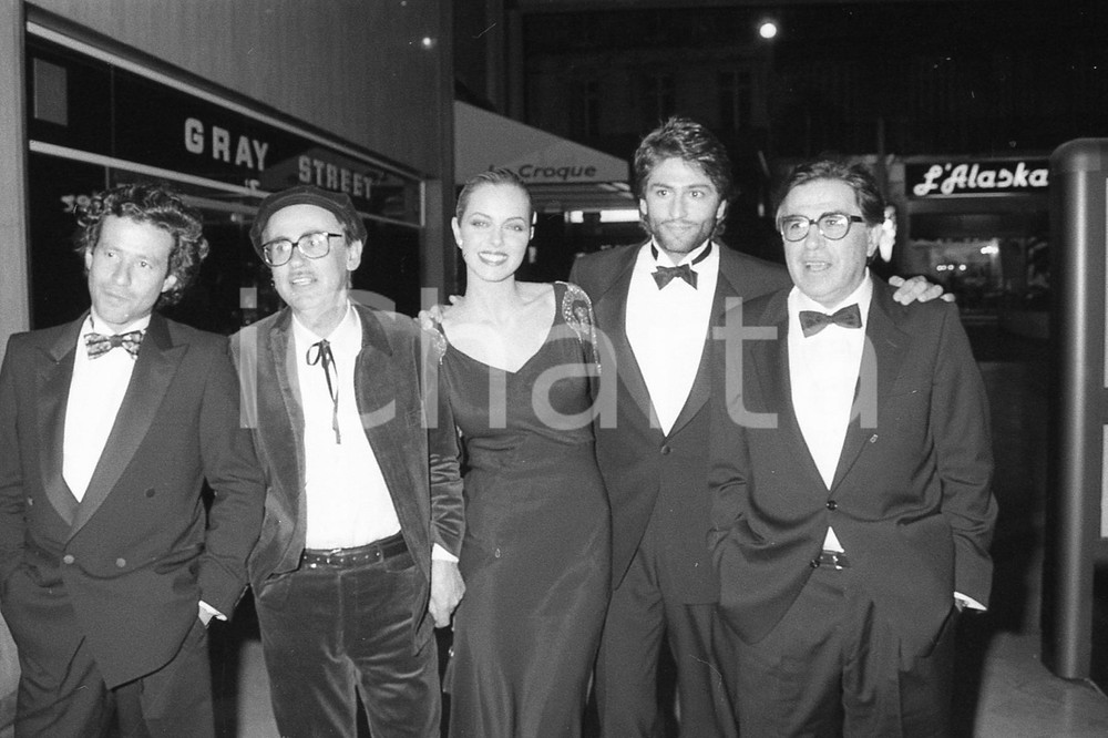 1987 CANNES Paolo e Vittorio TAVIANI Greta SCACCHI (4) *NEGATIVO ORIGINALE Negativo originale in bianco e nero, su pellicola, in formato 35mm  E' SEVERAMENTE VIETATA LA RIPRODUZIONE.TUTTI I DIRITTI SONO RISERVATI.ICharta mette in vendita, sul negozio eBay e in esclusiva sul sito "icharta" il proprio archivio composto da numerose diapositive e negativi fotografici d'epoca, tutti originali e autentici, che attraversano la storia del costume italiano tra gli la fine degli anni Sessanta e Novanta.Si tratta di uno sguardo inedito sull'attualità, la politica, la vita quotidiana, il gossip e la cultura, che fotografa il cambiamento della nazione in quest'ultimo scorcio del XX secolo. Un'occasione unica per il mercato del collezionismo, che vede finalmente disponibile un archivio eccezionale per vastità, tematiche e condizioni, in un settore (il negativo fotografico e la diapositiva) di assoluta novità e dalle interessanti prospettive di investimento.  FAIR/discreto  FORMATO: 35mm originale e autentica 1