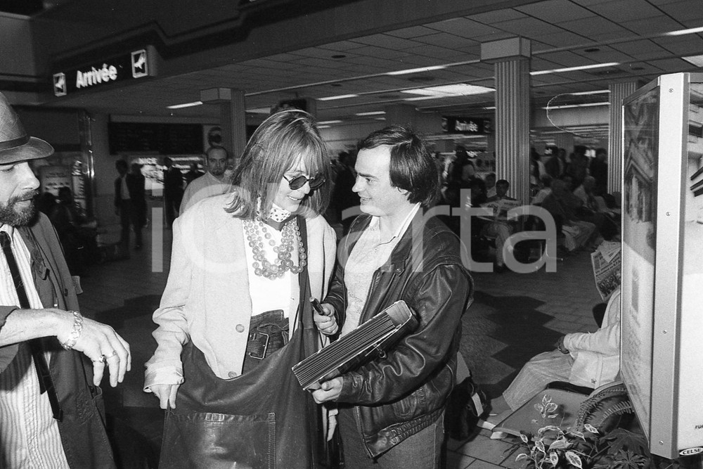 1987 CANNES Diane KEATON paparazzata in areoporto (3) *NEGATIVO ORIGINALE Negativo originale in bianco e nero, su pellicola, in formato 35mm  E' SEVERAMENTE VIETATA LA RIPRODUZIONE.TUTTI I DIRITTI SONO RISERVATI.ICharta mette in vendita, sul negozio eBay e in esclusiva sul sito "icharta" il proprio archivio composto da numerose diapositive e negativi fotografici d'epoca, tutti originali e autentici, che attraversano la storia del costume italiano tra gli la fine degli anni Sessanta e Novanta.Si tratta di uno sguardo inedito sull'attualità, la politica, la vita quotidiana, il gossip e la cultura, che fotografa il cambiamento della nazione in quest'ultimo scorcio del XX secolo. Un'occasione unica per il mercato del collezionismo, che vede finalmente disponibile un archivio eccezionale per vastità, tematiche e condizioni, in un settore (il negativo fotografico e la diapositiva) di assoluta novità e dalle interessanti prospettive di investimento.  FAIR/discreto  FORMATO: 35mm originale e autentica 1