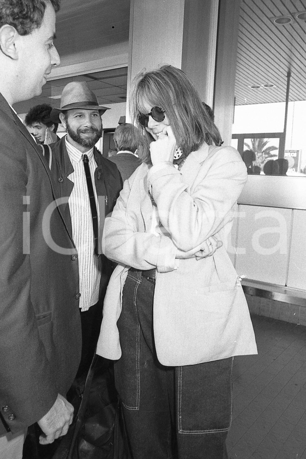 1987 CANNES Diane KEATON paparazzata in areoporto (13) *NEGATIVO ORIGINALE Negativo originale in bianco e nero, su pellicola, in formato 35mm  E' SEVERAMENTE VIETATA LA RIPRODUZIONE.TUTTI I DIRITTI SONO RISERVATI.ICharta mette in vendita, sul negozio eBay e in esclusiva sul sito "icharta" il proprio archivio composto da numerose diapositive e negativi fotografici d'epoca, tutti originali e autentici, che attraversano la storia del costume italiano tra gli la fine degli anni Sessanta e Novanta.Si tratta di uno sguardo inedito sull'attualità, la politica, la vita quotidiana, il gossip e la cultura, che fotografa il cambiamento della nazione in quest'ultimo scorcio del XX secolo. Un'occasione unica per il mercato del collezionismo, che vede finalmente disponibile un archivio eccezionale per vastità, tematiche e condizioni, in un settore (il negativo fotografico e la diapositiva) di assoluta novità e dalle interessanti prospettive di investimento.  FAIR/discreto  FORMATO: 35mm originale e autentica 1