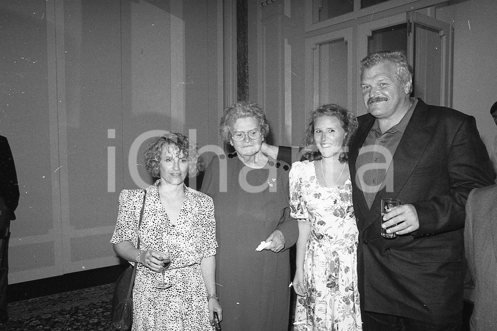 1987 FESTIVAL DI CANNES Brian DENNEHY E famiglia*NEGATIVO ORIGINALE Negativo originale in bianco e nero, su pellicola, in formato 35mm  E' SEVERAMENTE VIETATA LA RIPRODUZIONE.TUTTI I DIRITTI SONO RISERVATI.ICharta mette in vendita, sul negozio eBay e in esclusiva sul sito "icharta" il proprio archivio composto da numerose diapositive e negativi fotografici d'epoca, tutti originali e autentici, che attraversano la storia del costume italiano tra gli la fine degli anni Sessanta e Novanta.Si tratta di uno sguardo inedito sull'attualità, la politica, la vita quotidiana, il gossip e la cultura, che fotografa il cambiamento della nazione in quest'ultimo scorcio del XX secolo. Un'occasione unica per il mercato del collezionismo, che vede finalmente disponibile un archivio eccezionale per vastità, tematiche e condizioni, in un settore (il negativo fotografico e la diapositiva) di assoluta novità e dalle interessanti prospettive di investimento.  FAIR/discreto Difetti come da scansione FORMATO: 35mm originale e autentica 1