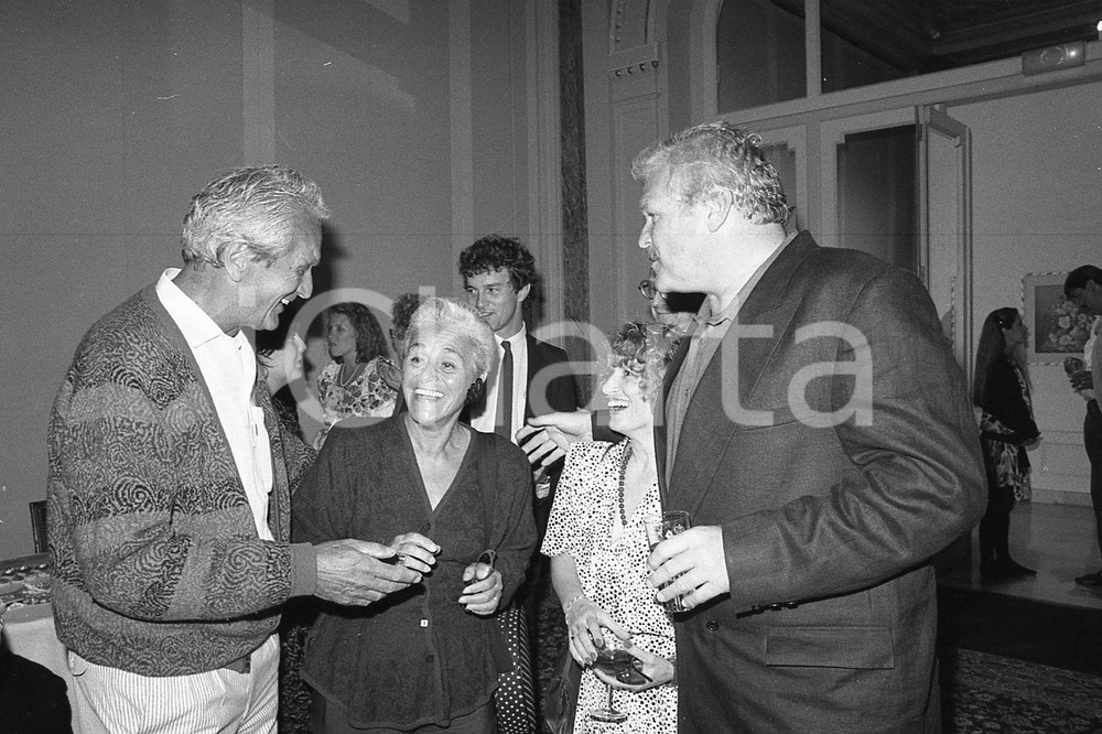 1987 CANNES Brian DENNEHY Ottavio e Rosita MISSONI (3)*NEGATIVO ORIGINALE Negativo originale in bianco e nero, su pellicola, in formato 35mm  E' SEVERAMENTE VIETATA LA RIPRODUZIONE.TUTTI I DIRITTI SONO RISERVATI.ICharta mette in vendita, sul negozio eBay e in esclusiva sul sito "icharta" il proprio archivio composto da numerose diapositive e negativi fotografici d'epoca, tutti originali e autentici, che attraversano la storia del costume italiano tra gli la fine degli anni Sessanta e Novanta.Si tratta di uno sguardo inedito sull'attualità, la politica, la vita quotidiana, il gossip e la cultura, che fotografa il cambiamento della nazione in quest'ultimo scorcio del XX secolo. Un'occasione unica per il mercato del collezionismo, che vede finalmente disponibile un archivio eccezionale per vastità, tematiche e condizioni, in un settore (il negativo fotografico e la diapositiva) di assoluta novità e dalle interessanti prospettive di investimento.  FAIR/discreto Difetti come da scansione FORMATO: 35mm originale e autentica 1