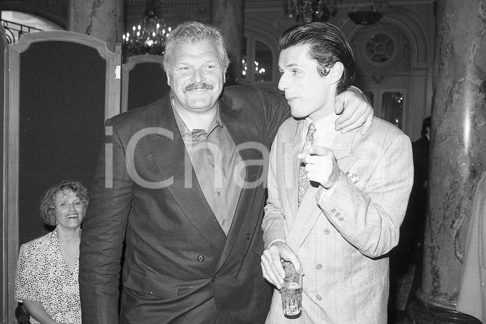 1987 CANNES Brian DONNEHy e Lambert WILSON *NEGATIVO ORIGINALE Negativo originale in bianco e nero, su pellicola, in formato 35mm  E' SEVERAMENTE VIETATA LA RIPRODUZIONE.TUTTI I DIRITTI SONO RISERVATI.ICharta mette in vendita, sul negozio eBay e in esclusiva sul sito "icharta" il proprio archivio composto da numerose diapositive e negativi fotografici d'epoca, tutti originali e autentici, che attraversano la storia del costume italiano tra gli la fine degli anni Sessanta e Novanta.Si tratta di uno sguardo inedito sull'attualità, la politica, la vita quotidiana, il gossip e la cultura, che fotografa il cambiamento della nazione in quest'ultimo scorcio del XX secolo. Un'occasione unica per il mercato del collezionismo, che vede finalmente disponibile un archivio eccezionale per vastità, tematiche e condizioni, in un settore (il negativo fotografico e la diapositiva) di assoluta novità e dalle interessanti prospettive di investimento.  FAIR/discreto Difetti come da scansione FORMATO: 35mm originale e autentica 1