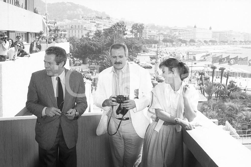 1987 CANNES Michalkov,  Marcello Mastroianni, Marthe Keller *NEGATIVO ORIGINALE Negativo originale in bianco e nero, su pellicola, in formato 35mm  E' SEVERAMENTE VIETATA LA RIPRODUZIONE.TUTTI I DIRITTI SONO RISERVATI.ICharta mette in vendita, sul negozio eBay e in esclusiva sul sito "icharta" il proprio archivio composto da numerose diapositive e negativi fotografici d'epoca, tutti originali e autentici, che attraversano la storia del costume italiano tra gli la fine degli anni Sessanta e Novanta.Si tratta di uno sguardo inedito sull'attualità, la politica, la vita quotidiana, il gossip e la cultura, che fotografa il cambiamento della nazione in quest'ultimo scorcio del XX secolo. Un'occasione unica per il mercato del collezionismo, che vede finalmente disponibile un archivio eccezionale per vastità, tematiche e condizioni, in un settore (il negativo fotografico e la diapositiva) di assoluta novità e dalle interessanti prospettive di investimento.  FAIR/discreto Difetti come da scansione FORMATO: 35mm originale e autentica 1