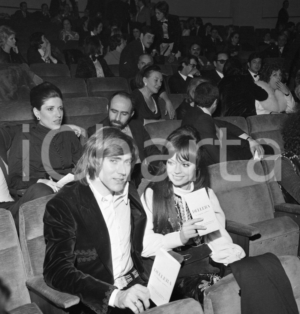 1971 FESTOVAL DI SANREMO MAL in platea con Pascale PETIT *NEGATIVO ORIGINALE 2 Negativo originale in bianco e nero su pellicola.  E' SEVERAMENTE VIETATA LA RIPRODUZIONE.TUTTI I DIRITTI SONO RISERVATI.ICharta mette in vendita, sul negozio eBay e in esclusiva sul sito "icharta" il proprio archivio composto da numerose diapositive e negativi fotografici d'epoca, tutti originali e autentici.Si tratta di uno sguardo inedito sull'attualità, la politica, la vita quotidiana, il gossip e la cultura, che fotografa il cambiamento della nazione (e non solo) tra il 1890 ed il 1990 circa. Un'occasione unica per il mercato del collezionismo, che vede finalmente disponibile un archivio eccezionale per vastità, tematiche e condizioni, in un settore (il negativo fotografico e la diapositiva) di assoluta novità e dalle interessanti prospettive di investimento. CONDIZIONI:FAIR/discretoFORMATO: cm 6 x 6 originale e autentica 1