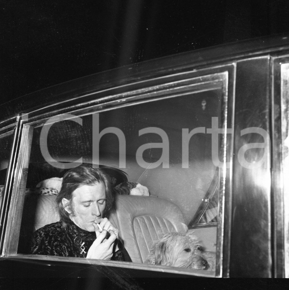 1971 SANREMO Nino FERRER arriva al Casino in Rolls Royce NEGATIVO ORIGINALE 1 Negativo originale in bianco e nero su pellicola.  E' SEVERAMENTE VIETATA LA RIPRODUZIONE.TUTTI I DIRITTI SONO RISERVATI.ICharta mette in vendita, sul negozio eBay e in esclusiva sul sito "icharta" il proprio archivio composto da numerose diapositive e negativi fotografici d'epoca, tutti originali e autentici.Si tratta di uno sguardo inedito sull'attualità, la politica, la vita quotidiana, il gossip e la cultura, che fotografa il cambiamento della nazione (e non solo) tra il 1890 ed il 1990 circa. Un'occasione unica per il mercato del collezionismo, che vede finalmente disponibile un archivio eccezionale per vastità, tematiche e condizioni, in un settore (il negativo fotografico e la diapositiva) di assoluta novità e dalle interessanti prospettive di investimento. CONDIZIONI:FAIR/discretoFORMATO: cm 6 x 6 originale e autentica 1