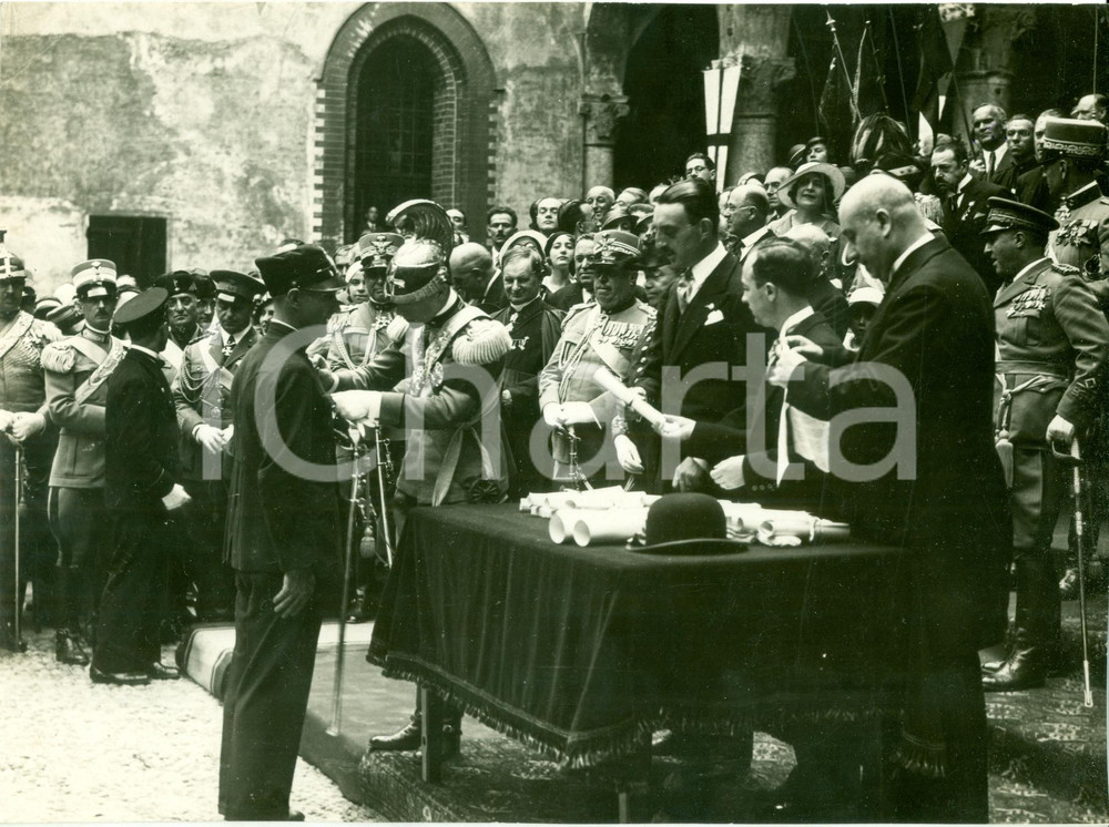 Fotografia d epoca originale 1932 MILANO Duca di BERGAMO con pompiere Domenico FASSI medaglia Valor Civile 1