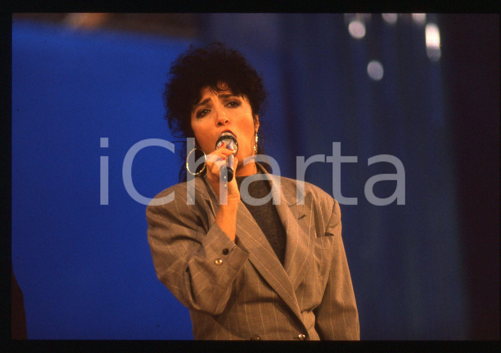 35mm vintage slide* 1990ca TELEVISIONE Marcella BELLA Ritratto cantante 10  Diapositiva d'epoca, in formato 35 mm. CONDIZIONI: GOODTutti i diritti riservati.E' severamente vietata la riproduzione. ICharta mette in vendita, sul negozio eBay e in esclusiva sul sito "icharta" il proprio archivio composto da numerose diapositive e negativi fotografici d'epoca, tutti originali e autentici, che attraversano la storia del costume italiano tra gli la fine degli anni Sessanta e Novanta.Si tratta di uno sguardo inedito sull'attualit&agrave;, la politica, la vita quotidiana, il gossip e la cultura, che fotografa il cambiamento della nazione in quest'ultimo scorcio del XX secolo. Un'occasione unica per il mercato del collezionismo, che vede finalmente disponibile un archivio eccezionale per vastit&agrave;, tematiche e condizioni, in un settore (il negativo fotografico e la diapositiva) di assoluta novit&agrave; e dalle interessanti prospettive di investimento.     originale e autentica 1