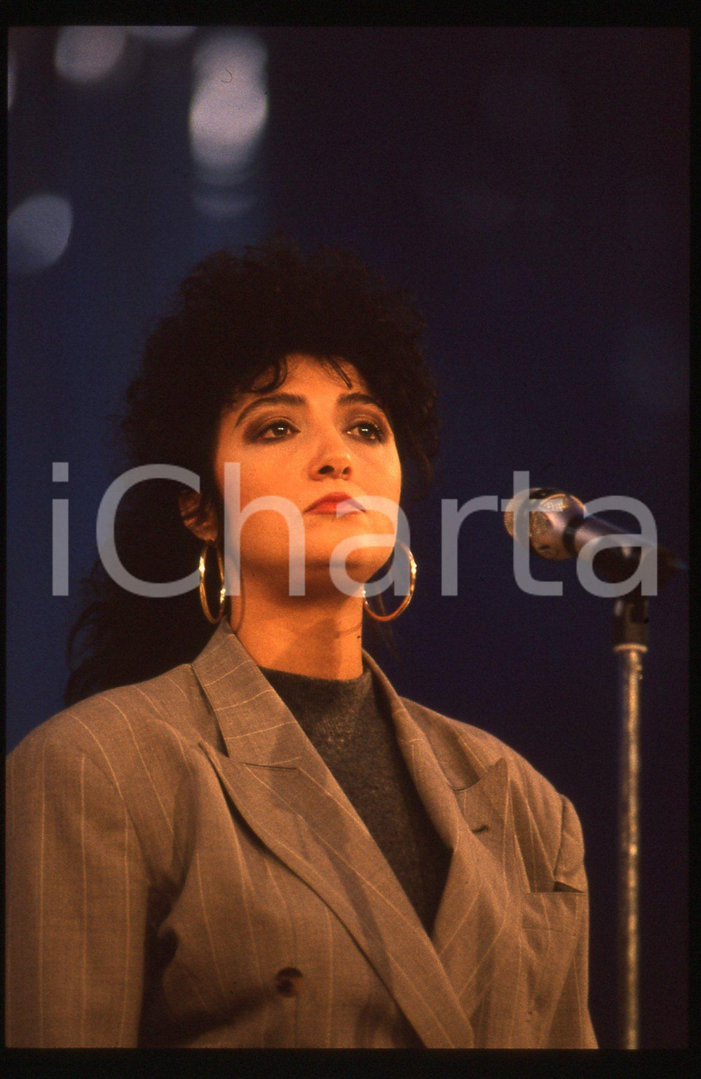 35mm vintage slide* 1990 ca TELEVISIONE Marcella BELLA Ritratto cantante (2)  Diapositiva d'epoca, in formato 35 mm. CONDIZIONI: GOODTutti i diritti riservati.E' severamente vietata la riproduzione. ICharta mette in vendita, sul negozio eBay e in esclusiva sul sito "icharta" il proprio archivio composto da numerose diapositive e negativi fotografici d'epoca, tutti originali e autentici, che attraversano la storia del costume italiano tra gli la fine degli anni Sessanta e Novanta.Si tratta di uno sguardo inedito sull'attualit&agrave;, la politica, la vita quotidiana, il gossip e la cultura, che fotografa il cambiamento della nazione in quest'ultimo scorcio del XX secolo. Un'occasione unica per il mercato del collezionismo, che vede finalmente disponibile un archivio eccezionale per vastit&agrave;, tematiche e condizioni, in un settore (il negativo fotografico e la diapositiva) di assoluta novit&agrave; e dalle interessanti prospettive di investimento.     originale e autentica 1