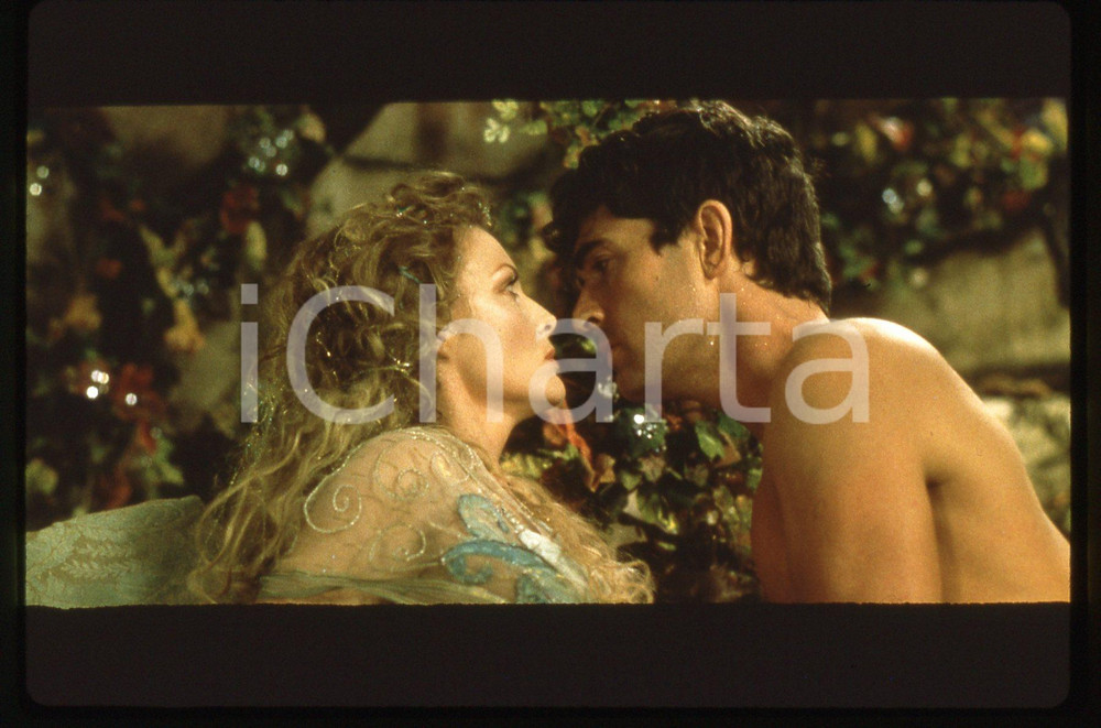 35mm vintage slide* 1999 A MIDSUMMER NIGHT'S DREAM Michelle PFEIFFER Titania Nella diapositiva compare anche Rupert Everett Diapositiva d'epoca, in formato 35 mm. CONDIZIONI: GOODE' severamente vietata la riproduzione. Tutti i diritti sono riservati.Nella diapositiva ICharta mette in vendita, sul negozio eBay e in esclusiva sul sito "icharta" il proprio archivio composto da numerose diapositive e negativi fotografici d'epoca, tutti originali e autentici, che attraversano la storia del costume italiano tra gli la fine degli anni Sessanta e Novanta.Si tratta di uno sguardo inedito sull'attualit&agrave;, la politica, la vita quotidiana, il gossip e la cultura, che fotografa il cambiamento della nazione in quest'ultimo scorcio del XX secolo. Un'occasione unica per il mercato del collezionismo, che vede finalmente disponibile un archivio eccezionale per vastit&agrave;, tematiche e condizioni, in un settore (il negativo fotografico e la diapositiva) di assoluta novit&agrave; e dalle interessanti prospettive di investimento.     originale e autentica 1