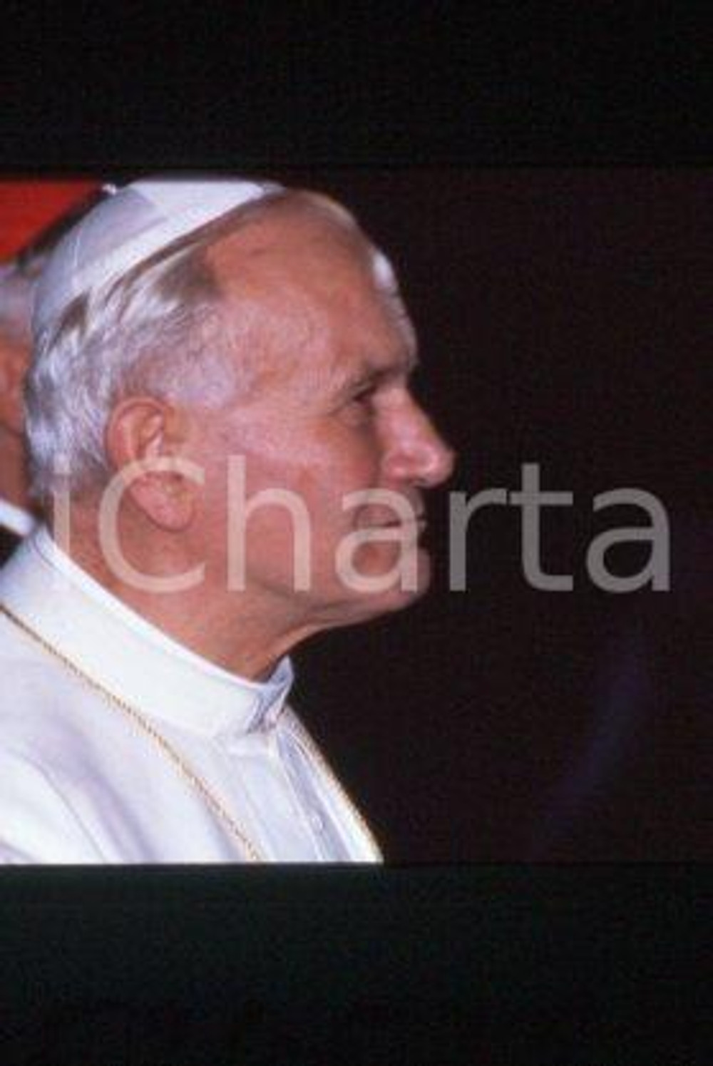 35mm vintage slide* 1986 LYON - FRANCE Papa Giovanni Paolo II (10)  Diapositiva d'epoca, in formato 35 mm.CONDIZIONI: GOODE' severamente vietata la riproduzione. Tutti i diritti sono riservati.Nella diapositiva ICharta mette in vendita, sul negozio eBay e in esclusiva sul sito "icharta" il proprio archivio composto da numerose diapositive e negativi fotografici d'epoca, tutti originali e autentici, che attraversano la storia del costume italiano tra gli la fine degli anni Sessanta e Novanta.Si tratta di uno sguardo inedito sull'attualit&agrave;, la politica, la vita quotidiana, il gossip e la cultura, che fotografa il cambiamento della nazione in quest'ultimo scorcio del XX secolo. Un'occasione unica per il mercato del collezionismo, che vede finalmente disponibile un archivio eccezionale per vastit&agrave;, tematiche e condizioni, in un settore (il negativo fotografico e la diapositiva) di assoluta novit&agrave; e dalle interessanti prospettive di investimento.   FAIR/discreto   originale e autentica 1