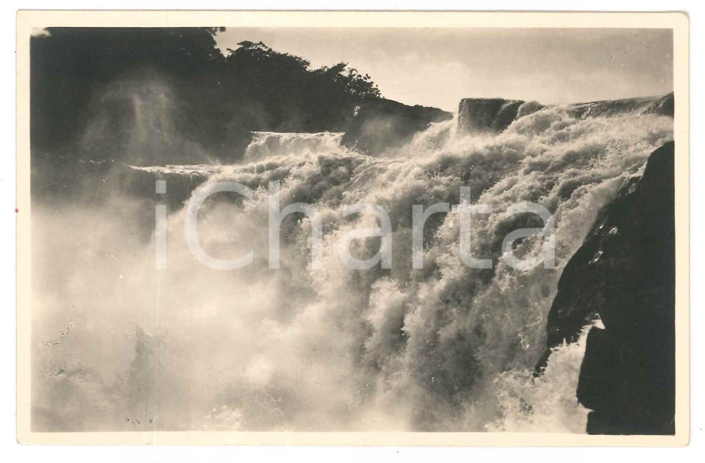1930 ca C. ZAGOURSKI «L'Afrique qui disparaît» Chute de TCHOPO Postcard n. 186  Fotocartolina postale d'epoca, appartenente alla serie &laquo;L'Afrique qui dispara&icirc;t&raquo; del fotografo Casimir Zagourski (L&eacute;opoldville).N&deg; 186, non viaggiata.CONDIZIONI: G FORMATO: 14x9 cm     originale e autentica 1