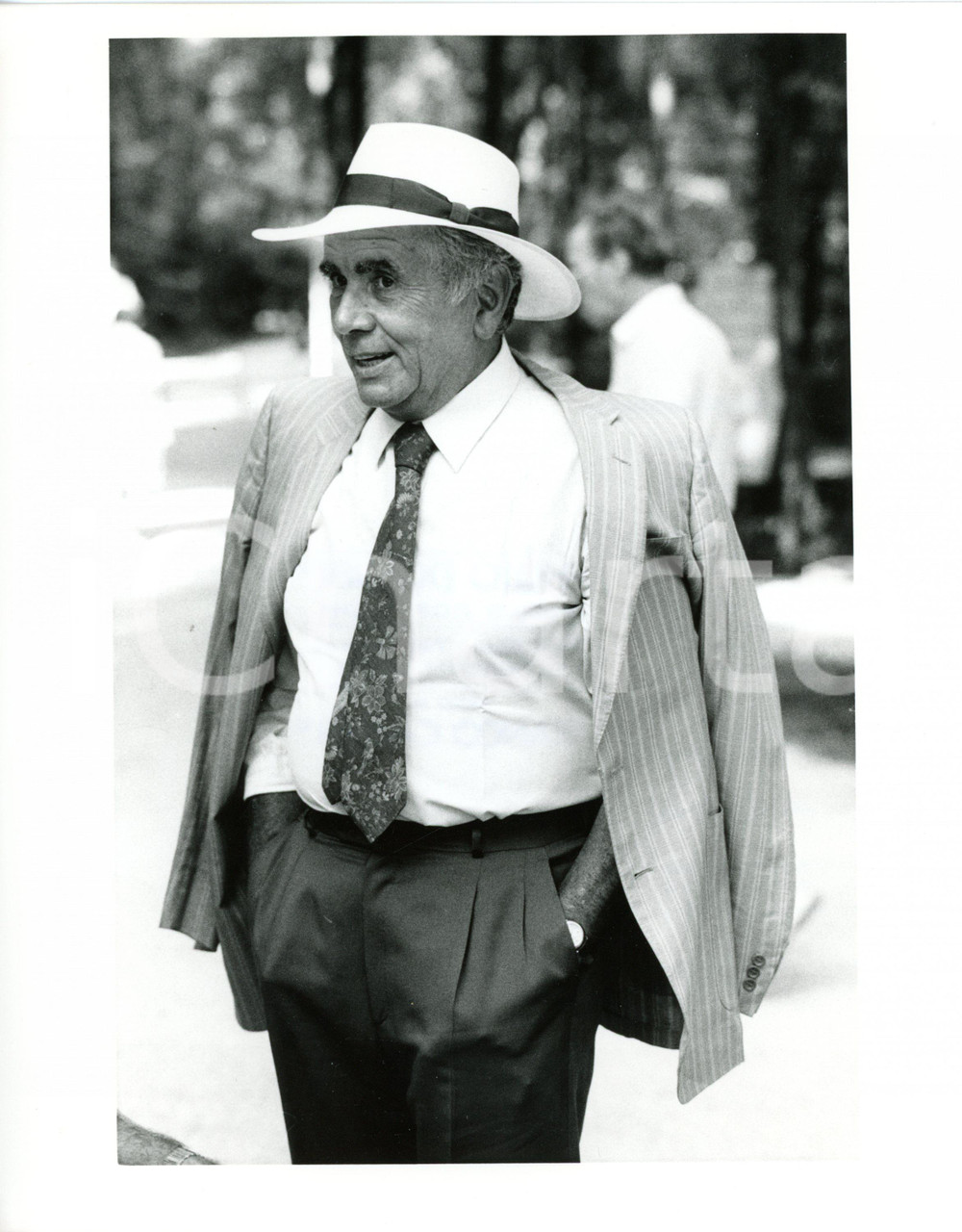 1985 ca TELEVISIONE Enzo TORTORA Ritratto del conduttore *Foto 20x25 cm (1)  Fotografia d'epoca. CONDIZIONI: G (ma lieve sovraimpressione del timbro al centro) FORMATO: 20x25 cm      originale e autentica 1