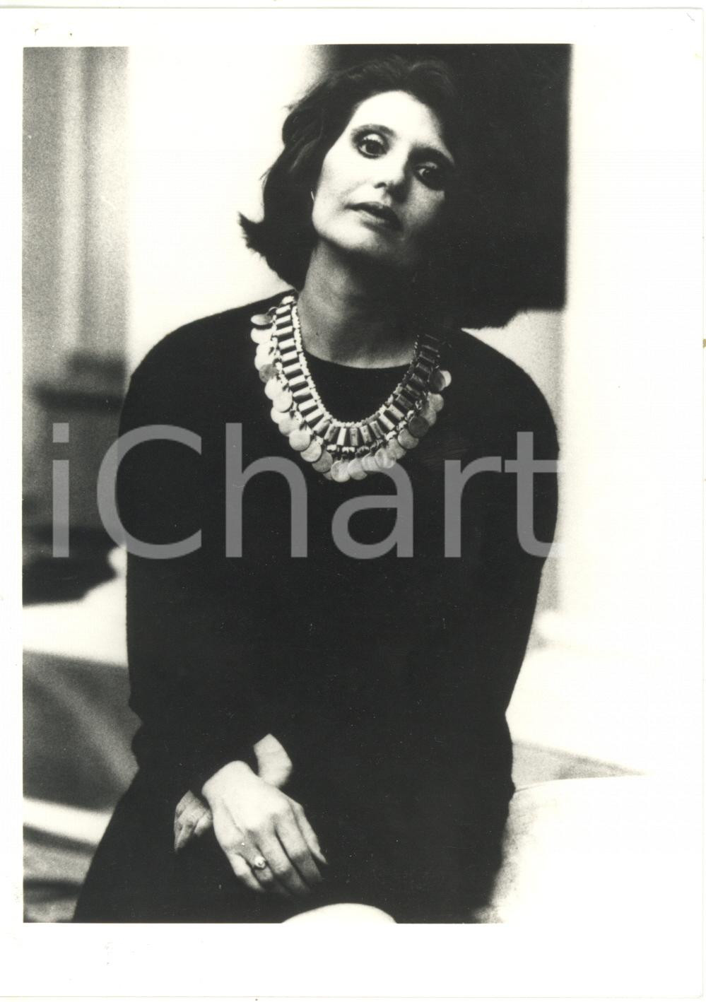 1990 ca COSTUME - Angeles MASTRETTA - Ritratto della scrittrice *Foto 13x18 cm Fotografia di agenzia. CONDIZIONI: FAIR (fori da graffetta all'angolo superiore sinistro; bassa qualit&agrave; di stampa; piccole macchie)FORMATO: 13x18 cm     originale e autentica 1