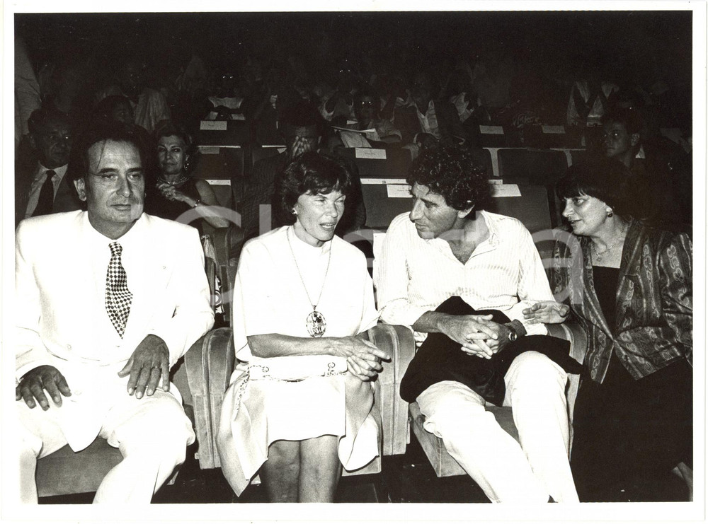 1985 VENEZIA CINEMA Paolo PORTOGHESI Danielle MITTERRAND Jack LANG Agnès VARDA Fotografia di agenzia. CONDIZIONI: G (lievi difetti di stampa; piccola increspatura)FORMATO: 24x18 cm     originale e autentica 1