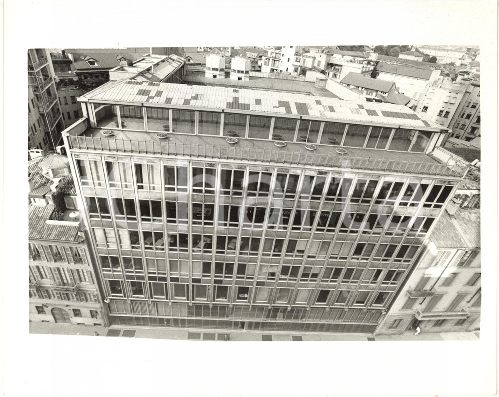 1990 ca MILANO Via Pantano - Palazzo Gio Ponti - Sede di ASSOLOMBARDA Foto (2) Fotografia di agenzia. CONDIZIONI: G (lieve sovraimpressione dell'inchiostro)FORMATO: 25x20 cm     originale e autentica 1