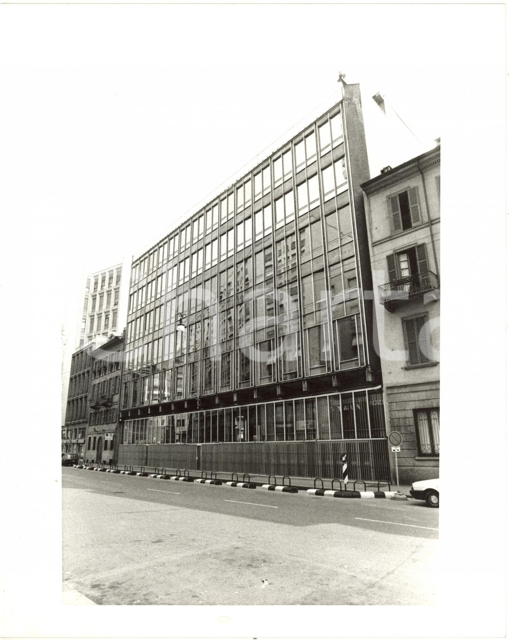 1990 ca MILANO Via Pantano - Palazzo Gio Ponti - Sede di ASSOLOMBARDA Foto (1) Fotografia di agenzia. CONDIZIONI: FAIR (minime macchie ai margini; lieve sovraimpressione dell'inchiostro; piccolo residuo di incollatura al recto; lieve ondulatura)FORMATO: 20x25 cm     originale e autentica 1