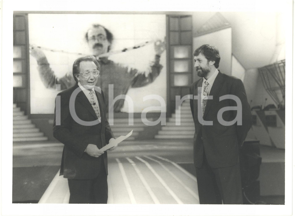 1993 CANALE 5 "Telemike" Mike BONGIORNO con il campione Giulio MARLIA *Foto  Fotografia di agenzia. CONDIZIONI: FAIR (lievi difetti di stampa; vari graffi)FORMATO: 24x18 cm     originale e autentica 1