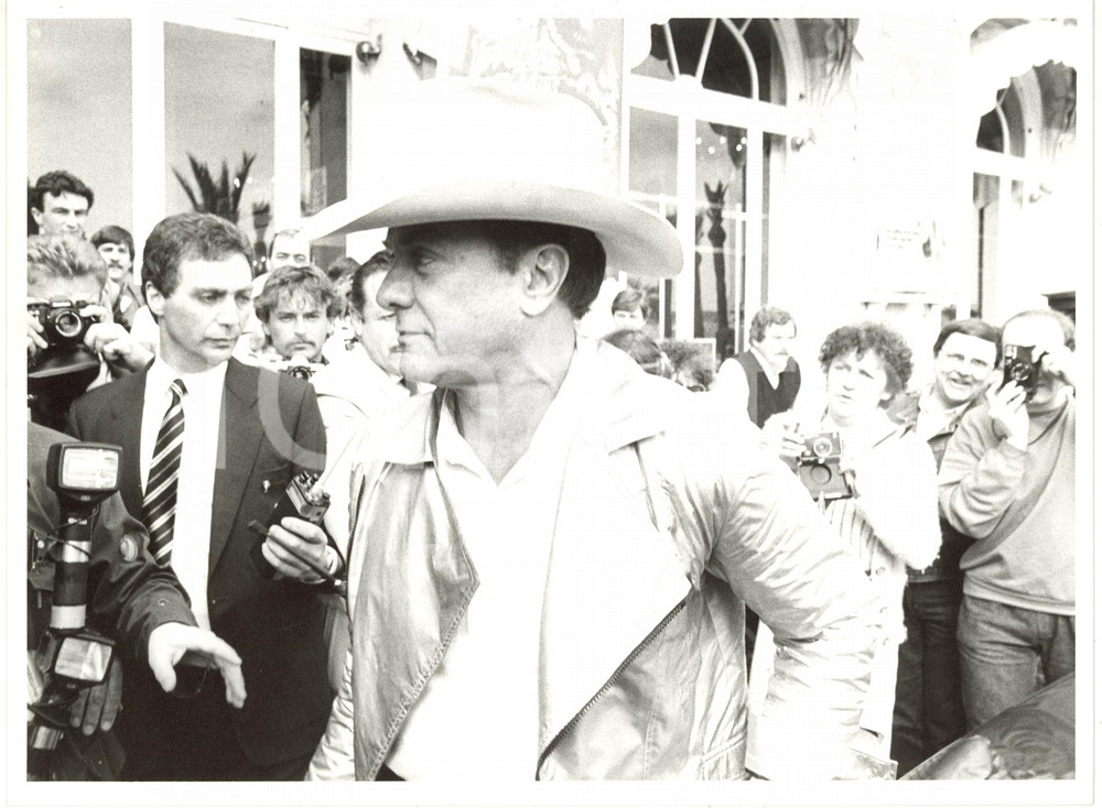 1985 CANNES FESTIVAL DEL CINEMA - Attore Tony CURTIS *Foto 24x18 (2) Fotografia di agenzia. CONDIZIONI: G (lievi difetti di stampa)FORMATO: 24x18 cm     originale e autentica 1