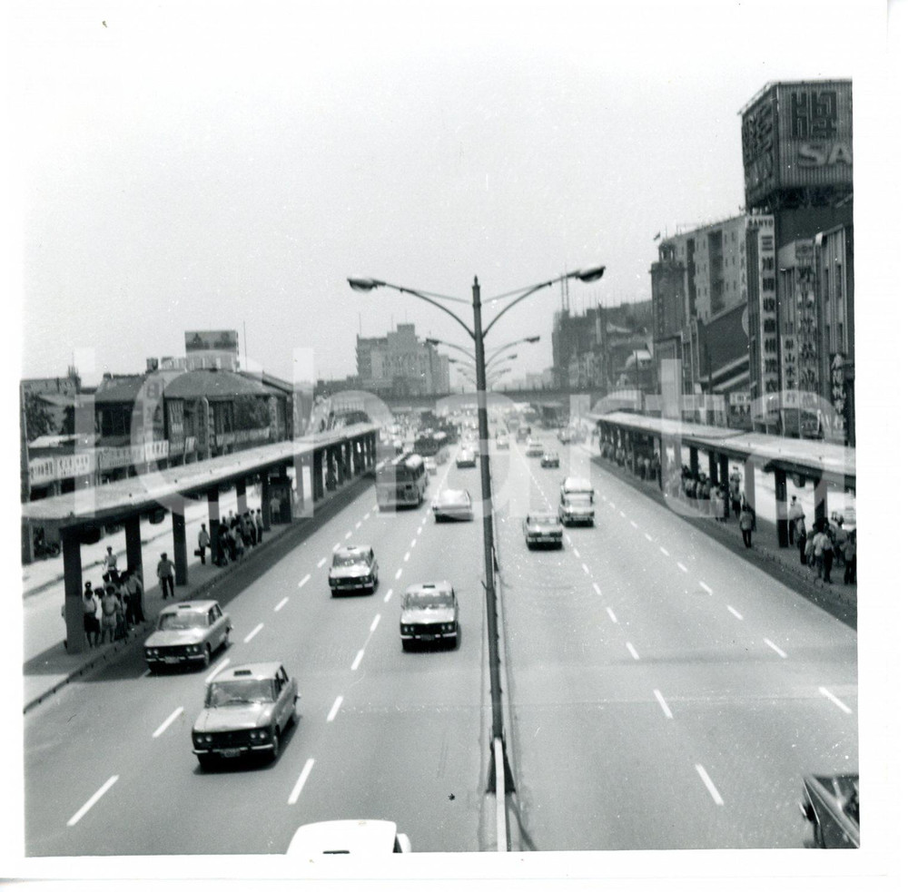 1968 TAIPEI (TAIWAN) View of a busy street in the central district - Photo 12x12 Fotografia d'epoca. CONDIZIONI: G (ma piccoli strappi al verso dovuti alla rimozione di nastro adesivo)FORMATO: 12x12 cm     originale e autentica 1