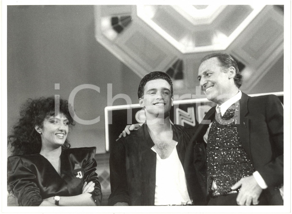 1986 FESTIVAL DI SANREMO - Marcella BELLA Eros RAMAZZOTTI Renzo ARBORE (2) Fotografia di agenzia. CONDIZIONI: G (minime tracce di inchiostro blu nella parte centrale)FORMATO: 24x18 cm     originale e autentica 1