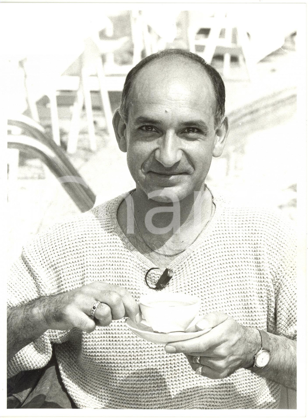 1988 COSTUME - Attore Ben KINGSLEY beve un caffè- Foto 18x24 cm Fotografia di agenzia. CONDIZIONI: G (lievi difetti di stampa)FORMATO: 18x24 cm     originale e autentica 1