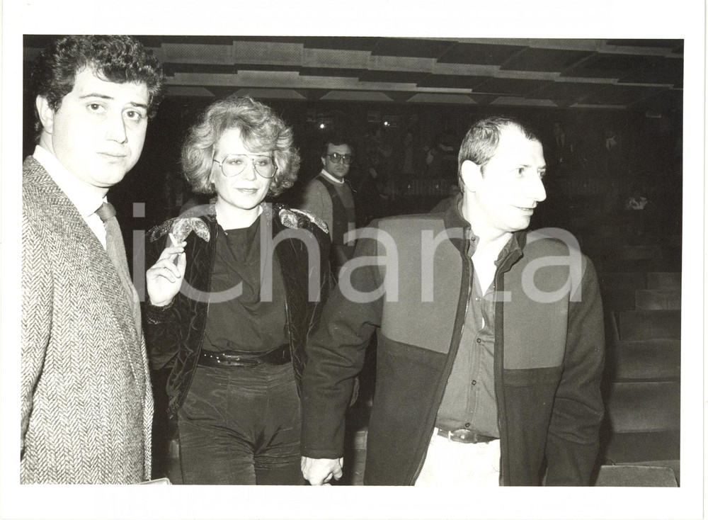 1985 ca ITALIA COSTUME - Comico Pippo FRANCO con la compagna Piera CARETTO Fotografia di agenzia. CONDIZIONI: G FORMATO: 24x18 cm     originale e autentica 1