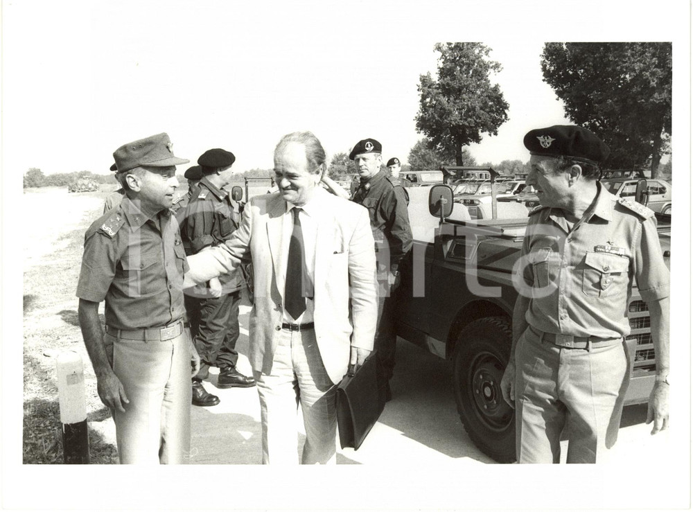 1985 ca ESERCITO ITALIA Riccardo BISOGNIERO Silvano SIGNORI Gen. Luigi POLI (2) Fotografia di agenzia. CONDIZIONI: G (lievi difetti di stampa)FORMATO: 24x18 cm     originale e autentica 1