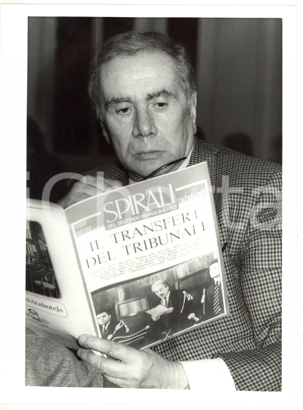 1986 MILANO Convegno POLITEIA *Enzo TORTORA legge "Il transfert del tribunale" 2 Fotografia di agenzia. CONDIZIONI: G (ma lievi difetti di stampa)FORMATO: 18x24 cm     originale e autentica 1
