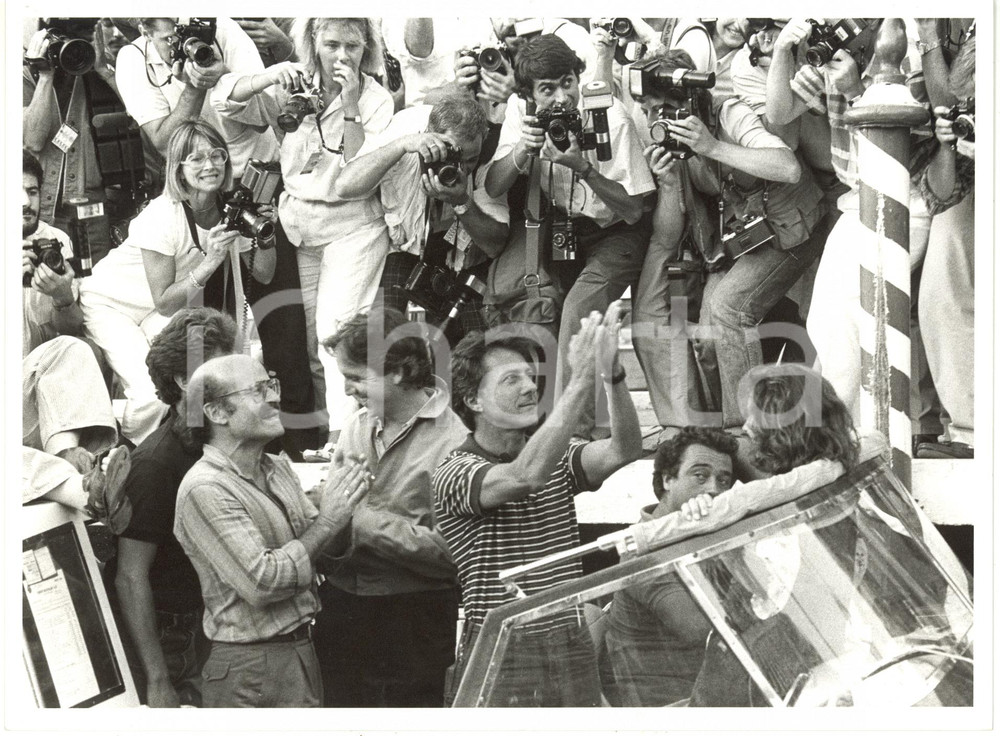 1985 VENEZIA MOSTRA DEL CINEMA Dustin HOFFMAN Volker SCHLONDORFF in vaporetto Fotografia di agenzia.CONDIZIONI: G FORMATO: 24x17 cm     originale e autentica 1
