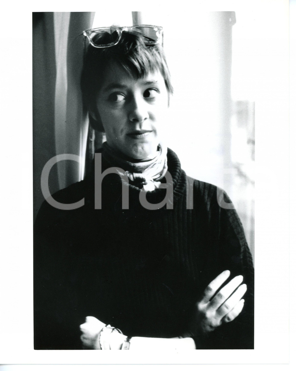 1987 MUSICA Ritratto Suzanne VEGA *Fotografia VINTAGE 20x25 cm (3) Fotografia di agenzia. CONDIZIONI: G (ma timbro al verso lievemente sovraimpresso)DIMENSIONI: 20x25 cm      originale e autentica 1