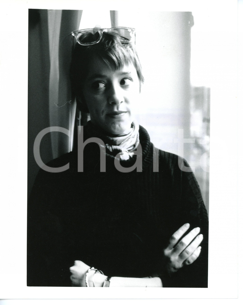1987 MUSICA Ritratto Suzanne VEGA *Fotografia VINTAGE 20x25 cm (2) Fotografia di agenzia. CONDIZIONI: G (ma timbro al verso lievemente sovraimpresso; minimo difetto di stampa)DIMENSIONI: 20x25 cm      originale e autentica 1