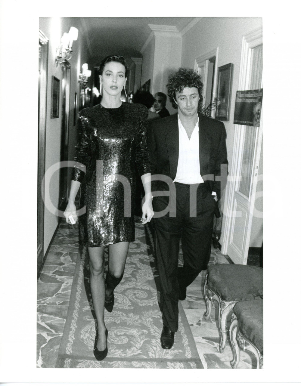 1985 ca COSTUME Francesco NUTI con Clarissa BURT durante serata di gala - Foto Fotografia di agenzia. CONDIZIONI: G (ma timbro al verso lievemente sovraimpresso)FORMATO: 20x25 cm     originale e autentica 1